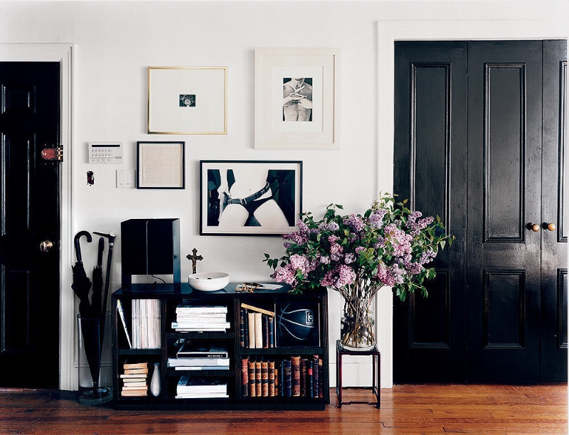 Looking to make a bold statement? Give your doors a makeover with glossy &nbsp;dark paint. The moody hue will add contrast and sophistication to a neutral space. Via Domino